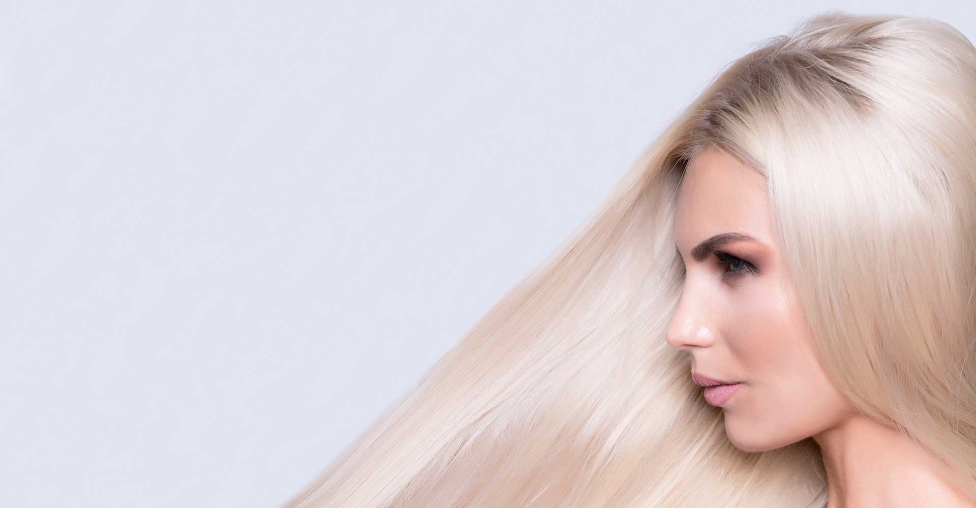 Foto de uma mulher branca com cabelos longos platinado